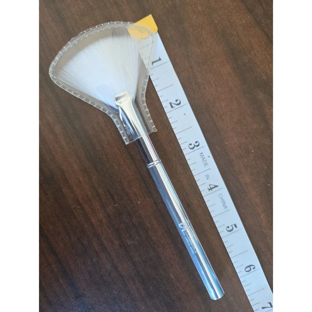 IT COSMETICS Fan Brush NEW